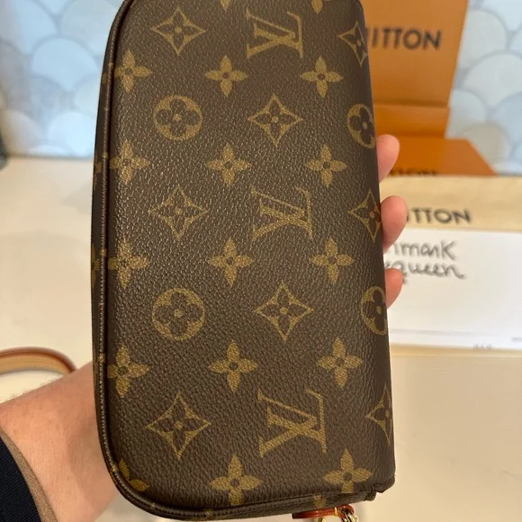 Louis Vuitton Ivy wallet on chain - Picture 10 of 17